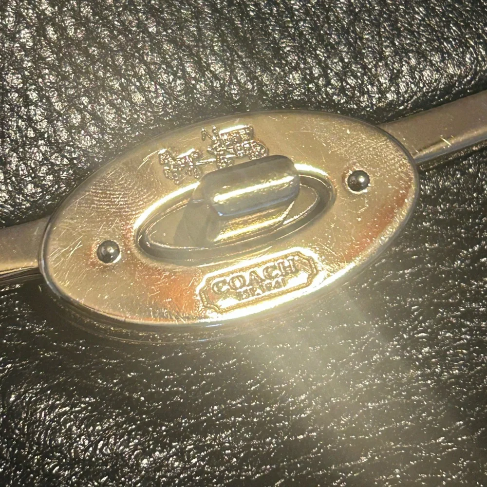 Coach black leather shoulder bag with gold accents - Picture 5 of 11